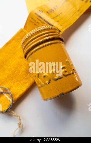 Vintage 50er Jahre Kodak Metall-Film-Container und Stoff Versandtasche, USA Stockfoto