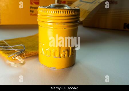 Vintage 50er Jahre Kodak Metall-Film-Container und Stoff Versandtasche, USA Stockfoto
