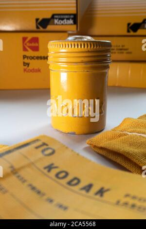 Vintage 50er Jahre Kodak Metall-Film-Container und Stoff Versandtasche, USA Stockfoto