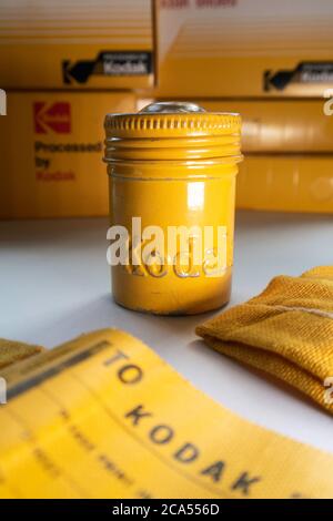 Vintage 50er Jahre Kodak Metall-Film-Container und Stoff Versandtasche, USA Stockfoto