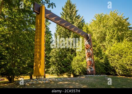 Vancouver, Kanada - 27. Juli 2017: Coast Salish Welcome Gate am Totem Poles im Stanley Park, Vancouver, British Columbia, Schottland Stockfoto