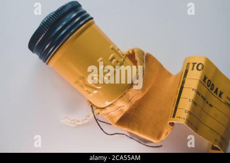 Vintage 50er Jahre Kodak Metall-Film-Container und Stoff Versandtasche, USA Stockfoto