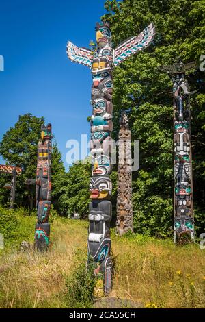 Vancouver, Kanada - 27. Juli 2017: Totem Poles im Stanley Park in Vancouver an einem Sommertag, British Columbia, Kanada Stockfoto