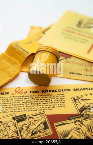 Vintage 50er Jahre Kodak Metall-Film-Container und Stoff Versandtasche, USA Stockfoto