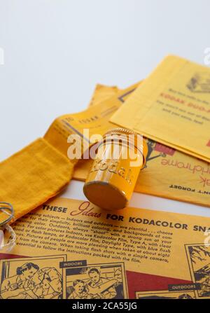 Vintage 50er Jahre Kodak Metall-Film-Container und Stoff Versandtasche, USA Stockfoto