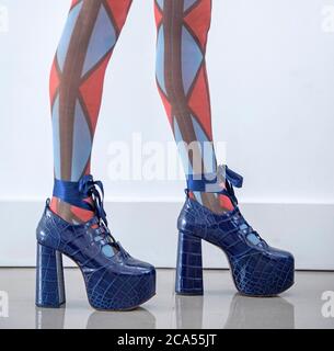 Schuhe und Strumpfhosen mit Absatz von der britischen Modedesignerin Vivienne Westwood. Stockfoto