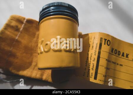 Vintage 50er Jahre Kodak Metall-Film-Container und Stoff Versandtasche, USA Stockfoto