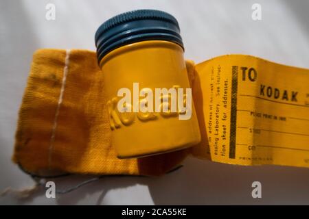 Vintage 50er Jahre Kodak Metall-Film-Container und Stoff Versandtasche, USA Stockfoto