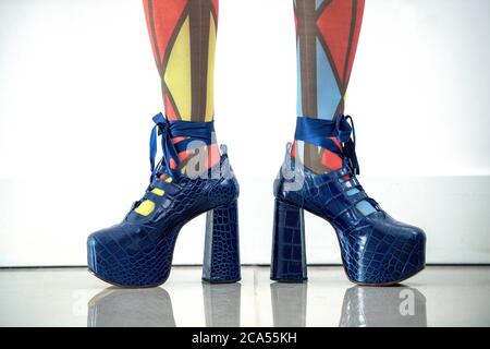 Schuhe und Strumpfhosen mit Absatz von der britischen Modedesignerin Vivienne Westwood. Stockfoto