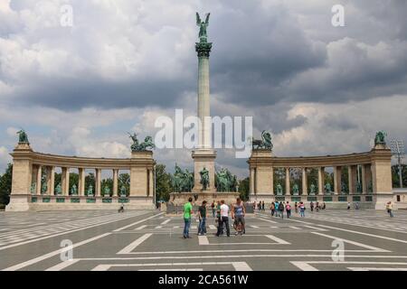 Budapest, Ungarn - 28. Juni 2013: Heldenplatz und Millennium Denkmal an einem bewölkten Sommertag in Budapest, Ungarn Stockfoto