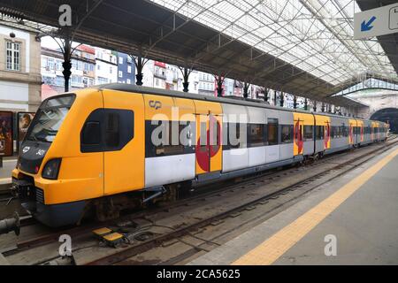 PORTO, PORTUGAL - 24. MAI 2018: Comboios de Portugal Personenzug am Bahnhof Sao Bento in Porto. Comboios de Portugal ist ein staatliches Unternehmen, das sich in Staatsbesitz befindet Stockfoto