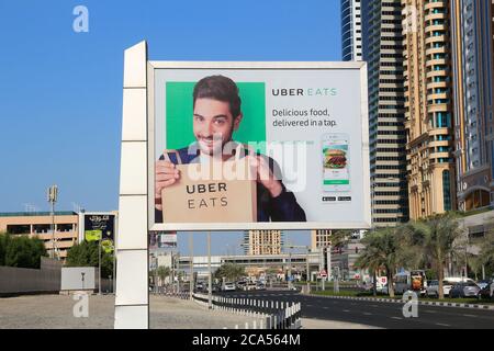 DUBAI, VAE - 22. NOVEMBER 2017: Reklametafel-Werbung für die Uber Eats Food Delivery Service App in Dubai City, Vereinigte Arabische Emirate. Stockfoto