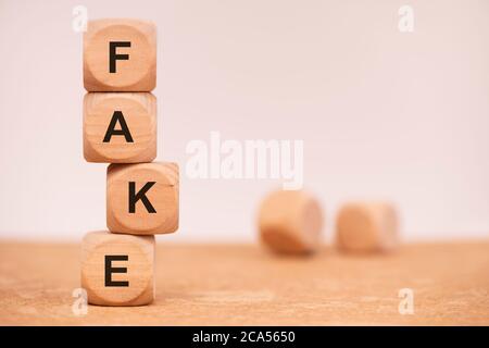 Fact und Fake News auf Cubes geschrieben Stockfoto