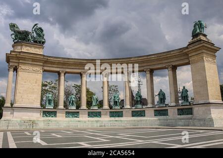 Budapest, Ungarn - 28. Juni 2013: Heldenplatz und Millennium Denkmal an einem bewölkten Sommertag in Budapest, Ungarn Stockfoto