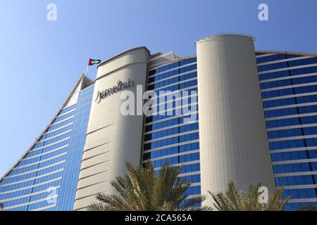 DUBAI, VAE - November 23, 2017: Jumeirah Beach Hotel in Dubai. Das Hotel wurde von der britischen Firma WS Atkins entworfen. Es ist von Jumeirah Group betrieben. Stockfoto