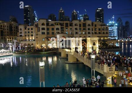 DUBAI, VAE - November 22, 2017: Shopper besuchen den See in der Dubai Mall. Es ist das größte Einkaufszentrum in der Welt aus der Gesamtfläche mit 502.000 Quadratmetern re Stockfoto