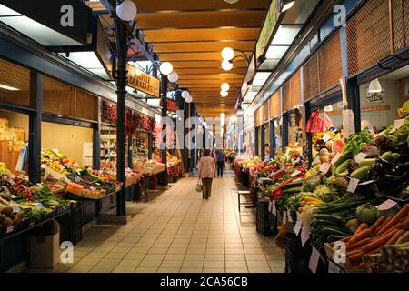 Budapest, Ungarn - 28. Juni 2013: Obst- und Gemüsestände in der zentralen Markthalle in Budapest, Ungarn Stockfoto