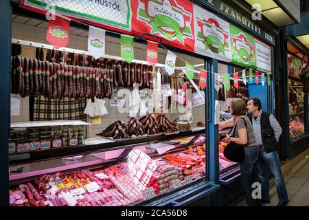 Budapest, Ungarn - 28. Juni 2013: Ein Feinkostgeschäft, das Fleischprodukte auf dem Zentralmarkt in Budapest, Ungarn verkauft Stockfoto