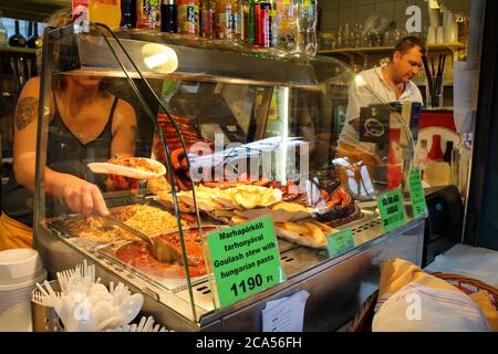 Budapest, Ungarn - 28. Juni 2013: Ein Verkaufsstand für Gulasch auf dem Zentralmarkt in Budapest, Ungarn Stockfoto