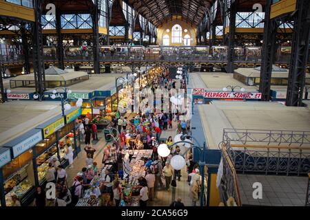 Budapest, Ungarn - 28. Juni 2013: Blick auf die zentrale Markthalle in Budapest, Ungarn, an einem Sommertag Stockfoto