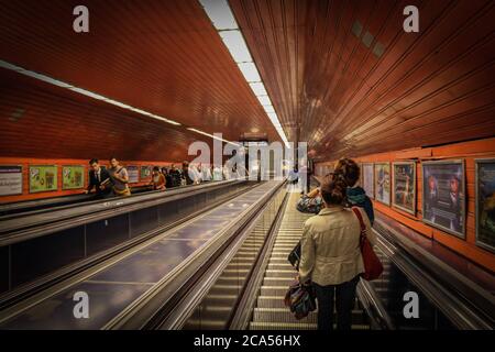 Budapest, Ungarn - 28. Juni 2013: Abfahrt der Rolltreppen in Budapests alte U-Bahn, Budapest, Ungarn Stockfoto