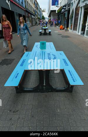 London, Großbritannien. August 2020. Picknicktische wurden in der Carnaby Street aufgestellt, die den Leuten mit Essen zum Mitnehmen einen Platz zum Essen bieten. Schilder auf den Tischen erinnern die Menschen daran, sich weiterhin sozial zu distanzieren, während die Coronavirus-Pandemie andauert. Kredit: Stephen Chung / Alamy Live Nachrichten Stockfoto