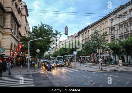 Budapest, Ungarn - 28. Juni 2013: Straßenszene am Terez krt und Kiraly Interchange oder Kreuzung bei Nacht, Budapest, Ungarn Stockfoto