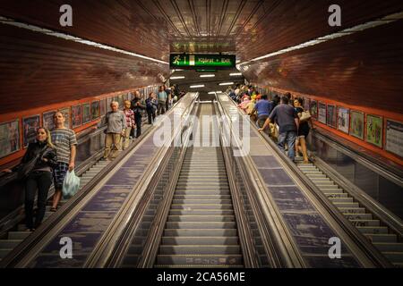 Budapest, Ungarn - 28. Juni 2013: Aufstieg auf die Rolltreppen in Budapests alter U-Bahn, Budapest, Ungarn Stockfoto