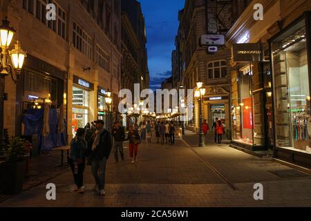 Budapest, Ungarn - 28. Juni 2013: Vaci Street an einem Sommerabend in der Dämmerung, Budapest, Ungarn Stockfoto