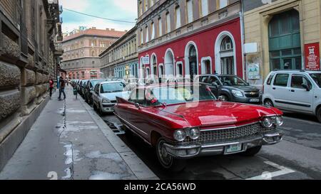 Budapest, Ungarn - 28. Juni 2013: Vintage Red cadillac deville Auto geparkt in einer Budapester Straße am Abend, Budapest, Ungarn Stockfoto