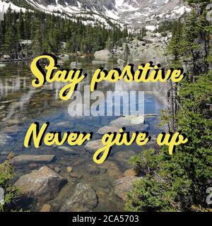 Bleiben Sie positiv, geben Sie nie auf. Poster mit motivierenden Angeboten. Erfolgsmotivation. Stockfoto