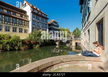 Frankreich, Bas Rhin, Straßburg, Altstadt, die zum Weltkulturerbe gehört, Häuserfassaden und Brücke über die Ill in der Rue des Moulins (Moulins Straße) i Stockfoto