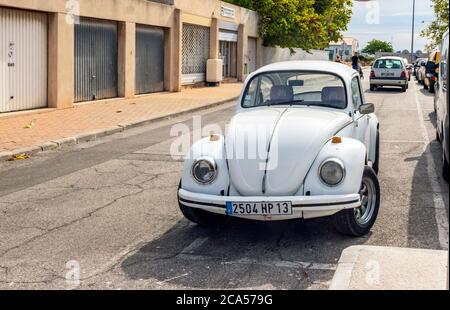 Weißer Original Volkswagen Käfer Typ 1 in französischer Straße Stockfoto