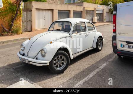 Weißer Original Volkswagen Käfer Typ 1 in französischer Straße Stockfoto