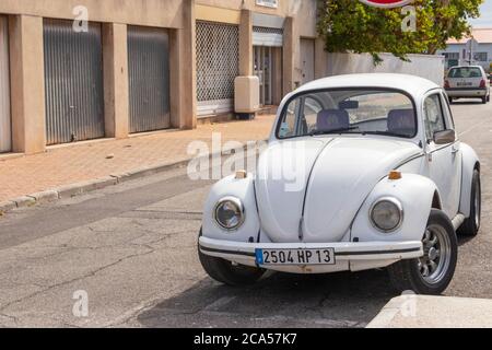 Weißer Original Volkswagen Käfer Typ 1 in französischer Straße Stockfoto