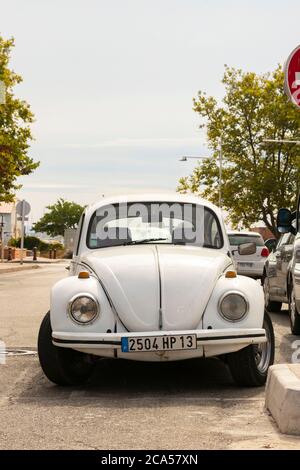 Weißer Original Volkswagen Käfer Typ 1 in französischer Straße Stockfoto