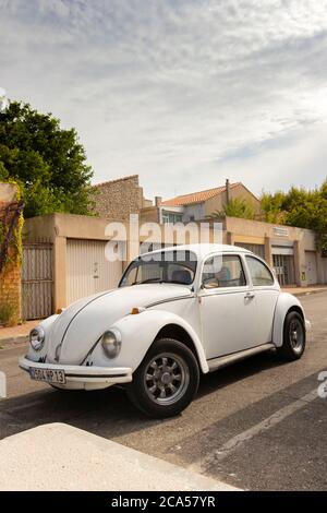 Weißer Original Volkswagen Käfer Typ 1 in französischer Straße Stockfoto