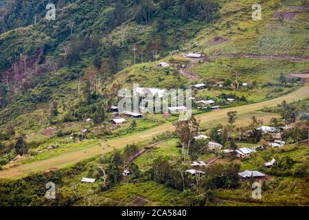 Indonesien, Papua, Baliem Tal, bei Wamena, Yali Volksgebiet, Angguruk Dorf, Gesamtansicht, Höhe 1650 m. Stockfoto