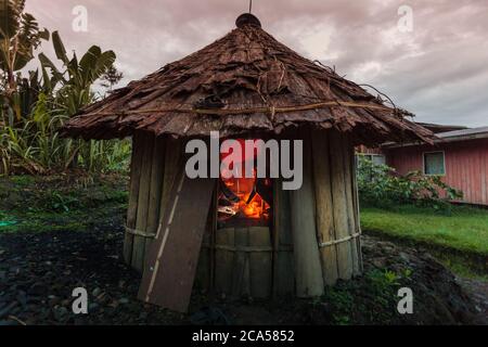 Indonesien, Papua, Baliem-Tal, in der Nähe von Wamena, Yali-Territorium, Angguruk Dorf, runde Hütte namens Honai, Holzfeuer Kochen, Höhe 1450 m. Stockfoto