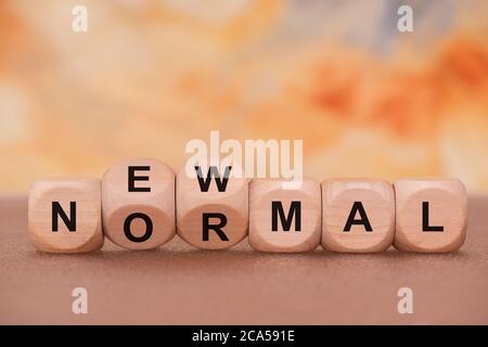 Normal und neu auf Holzwürfel geschrieben Stockfoto