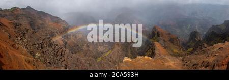 Regenbogen über Waimea Canyon, Kauai, Hawaii, USA Stockfoto