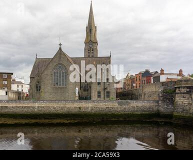 St. Patricks römisch-katholische Kirche, am Ufer des Dodder, in Ringsend, Dublin, Irland. Es wurde 1859 von Erzbischof Cullen eröffnet. Stockfoto