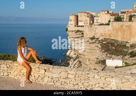 Frankreich, Corse-du-Sud, Bonifacio, die Oberstadt in der Zitadelle liegt auf Kalksteinfelsen, die das Meer überblicken gebaut Stockfoto