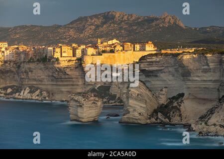 Frankreich, Corse-du-Sud, Bonifacio, die Oberstadt in der Zitadelle befindet sich auf Kalksteinfelsen, die das Meer, das Sandkorn unter Th Blick gebaut Stockfoto