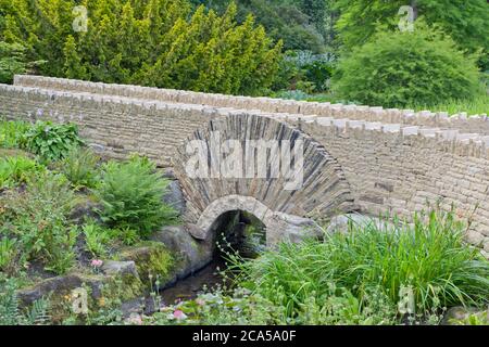 Trockensteinbogenbrücke in den Harlow Carr Gardens Stockfoto