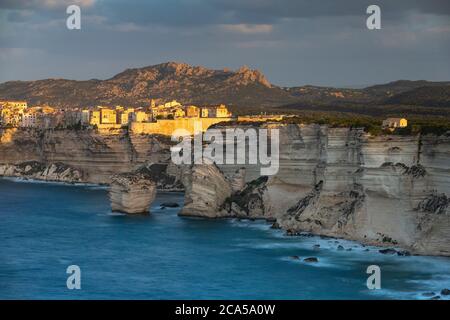 Frankreich, Corse-du-Sud, Bonifacio, die Oberstadt in der Zitadelle befindet sich auf Kalksteinfelsen, die das Meer, das Sandkorn unter Th Blick gebaut Stockfoto