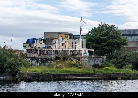 Das rostige Geschoss der Naomh Eanna, einem ehemaligen Fährschiff, das im Trockendock in der Grand Canal Lock in Dublin, Irland liegt. Es ist geplant, es zu renovieren. Stockfoto