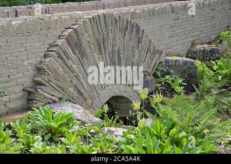 Trockensteinbogenbrücke in den Harlow Carr Gardens Stockfoto