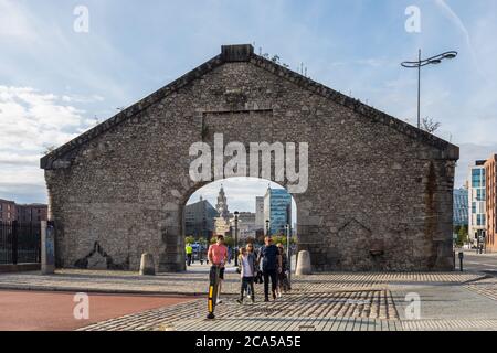 Ein Giebel aus Granit und ein Bogeneingang zum Salthouse Dock, Liverpool, Merseyside, Großbritannien Stockfoto