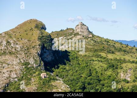 Frankreich, Alpes-de-Haute-Provence, Geologisches Naturschutzgebiet Haute Provence, Saint-Geniez, die Kapelle von Dromont auf dem Felsen von Dromont gebaut gesehen Fr. Stockfoto
